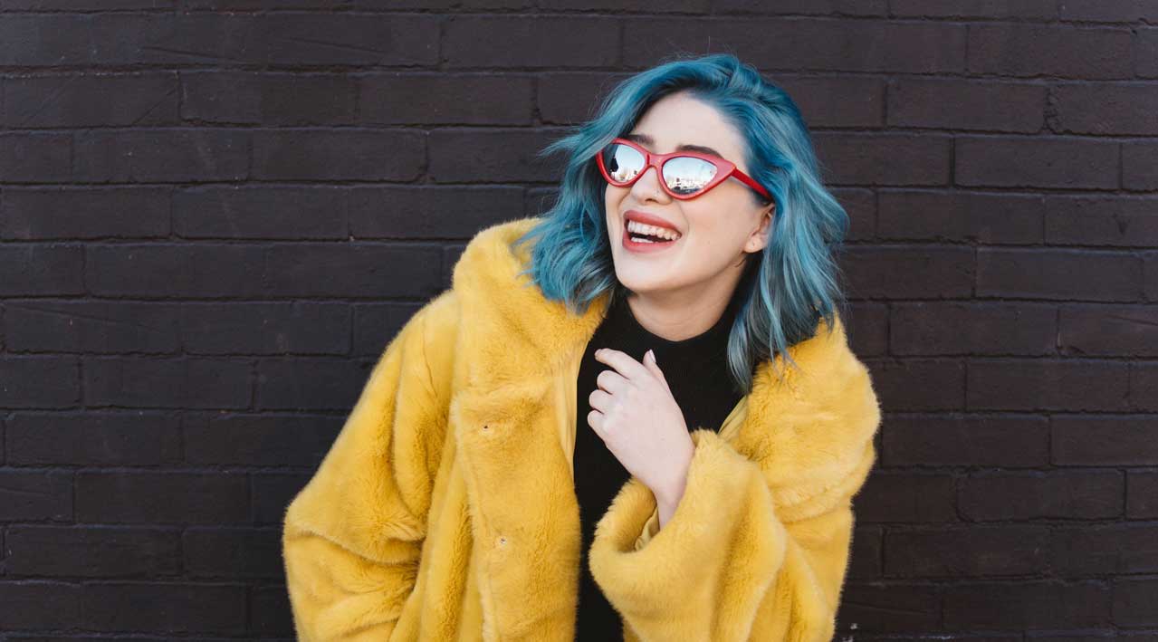 Girl with yellow coat, blue hair and red glasses