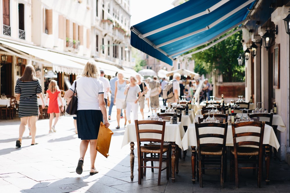 Immagine hero di Come possono crescere i brand di bevande nel settore HoReCa navigando il nuovo Codice della Strada italiano?