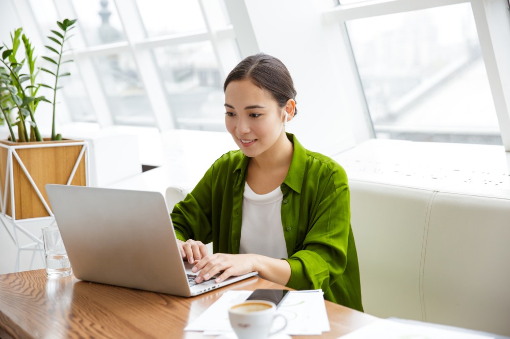 Hero image for NIQ-GfK, 국내 AI노트북 판매 2024년 4분기 359% 성장